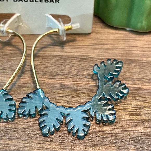 Leaf Earrings Green - Picture 3 of 6